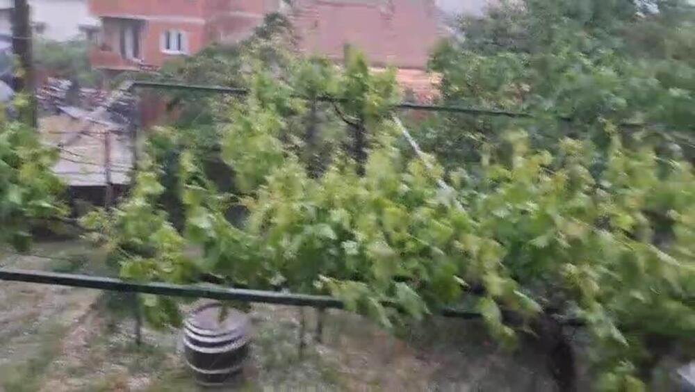 Oluja i kiša pogodili jug Srbije: Mnogi građani ostali bez interneta i kablovske televizije (VIDEO)