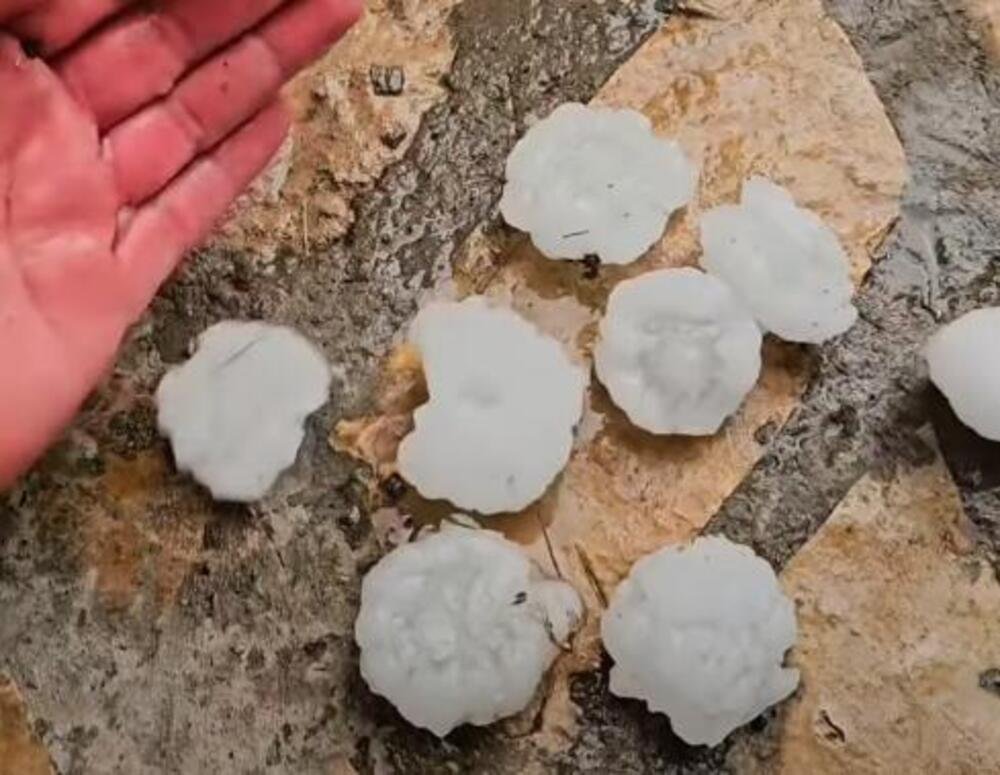 Nebo se smračilo, u trenutku nastao mrkli mrak: Snimak nevremena u ovom srpskom gradu budi jezu (VIDEO)