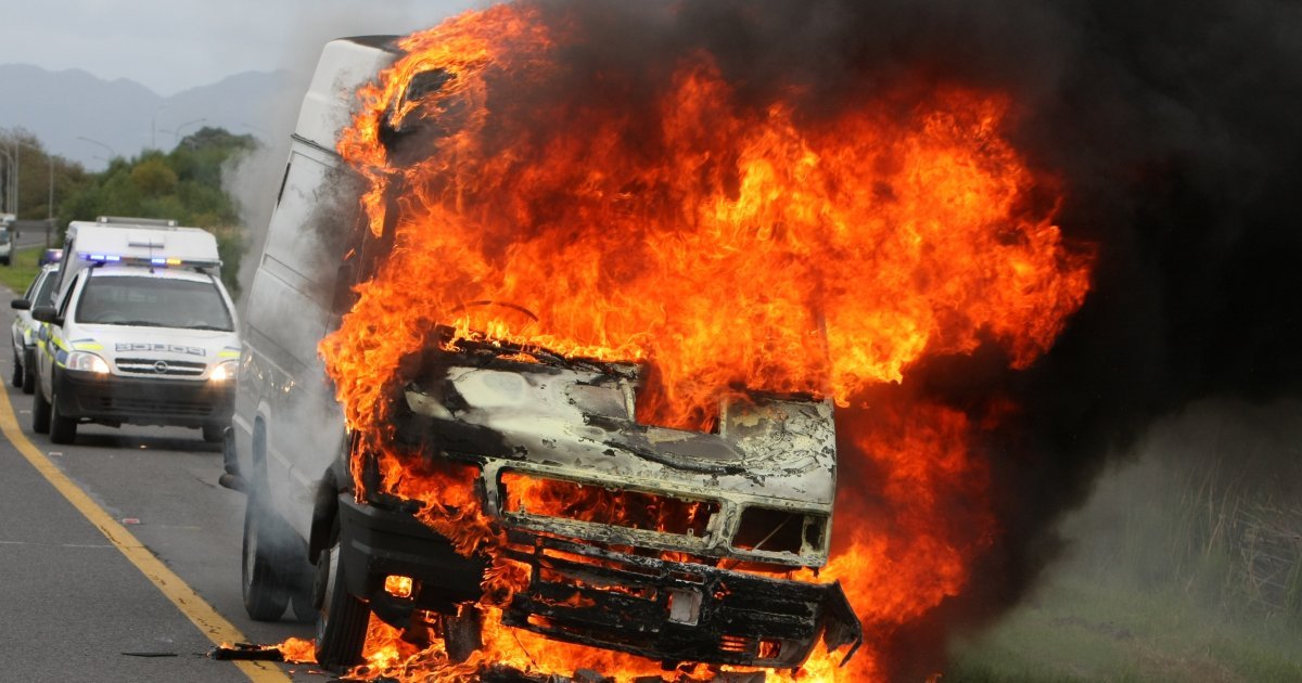 Goreo kamion kod Beograda, potpuno je uništen: Pogledajte snimak sa lica mesta