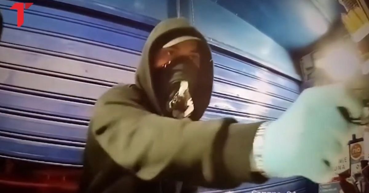 Razbojnici uleteli u trafiku, pretili radnici, pa im se RASPAO PIŠTOLJ! Neverovatan snimak iz Rakovice