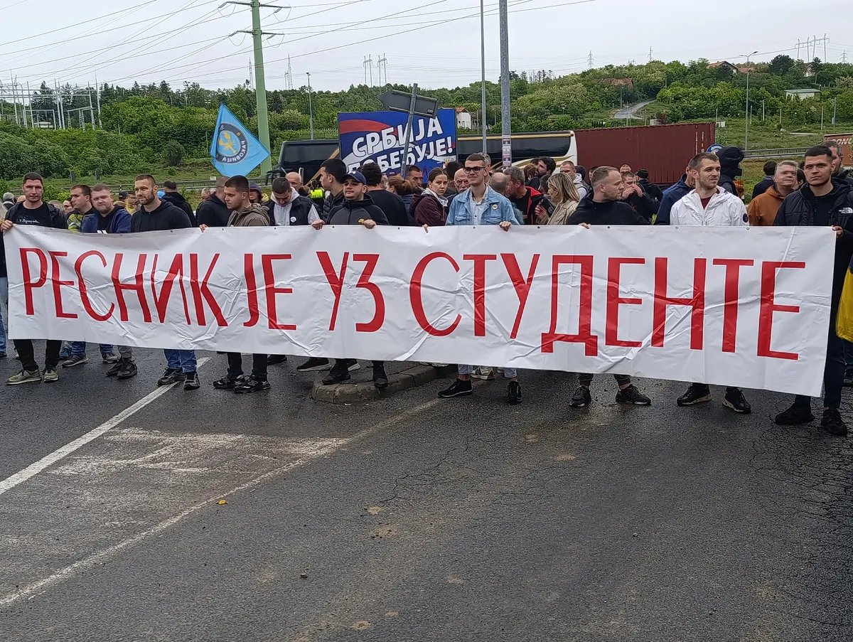 VIDEO U Resniku počela dva protesta, stigla Žandarmerija, tezije između građana i policije