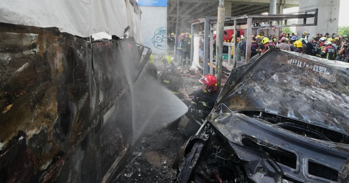 UZNEMIRUJUĆI SNIMCI! Najmanje 8 mrtvih u sudaru autobusa i voza u Bangkoku
