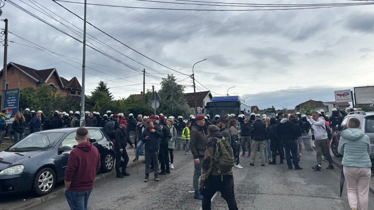 Protest zborova u Resniku zbog napada na aktiviste 29. aprila, prisutna i policija