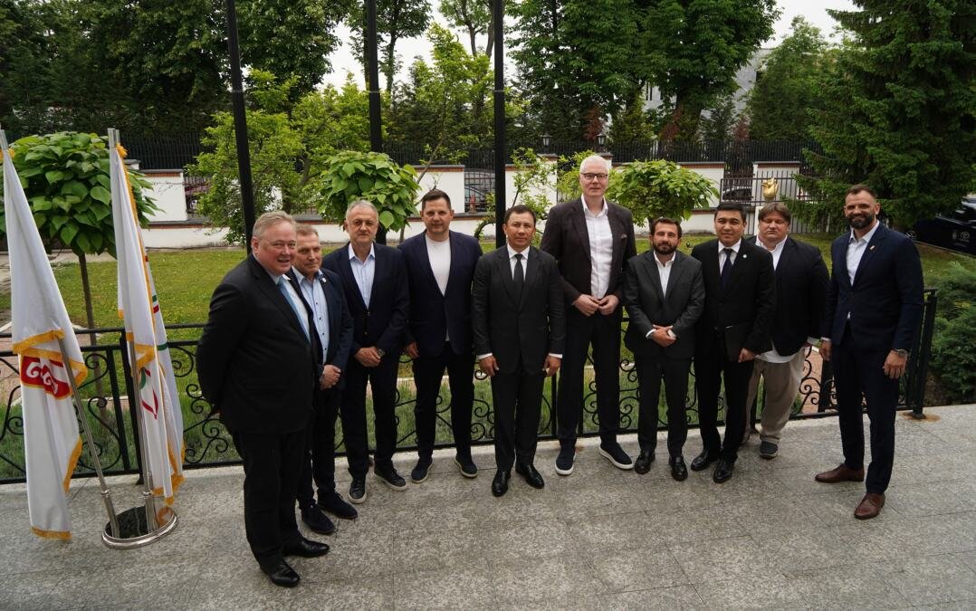 SVETSKA BOKSERSKA ELITA U OLIMPIJSKOM KOMITETU SRBIJE: Legendarni Kazahstanac stigao u Beograd!