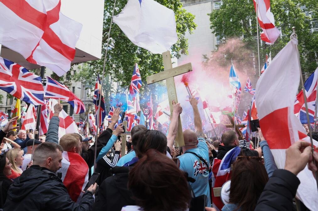 PROTESTI U LONDONU: Desničari i propalestinski demonstranti na ivici sukoba (VIDEO, FOTO)