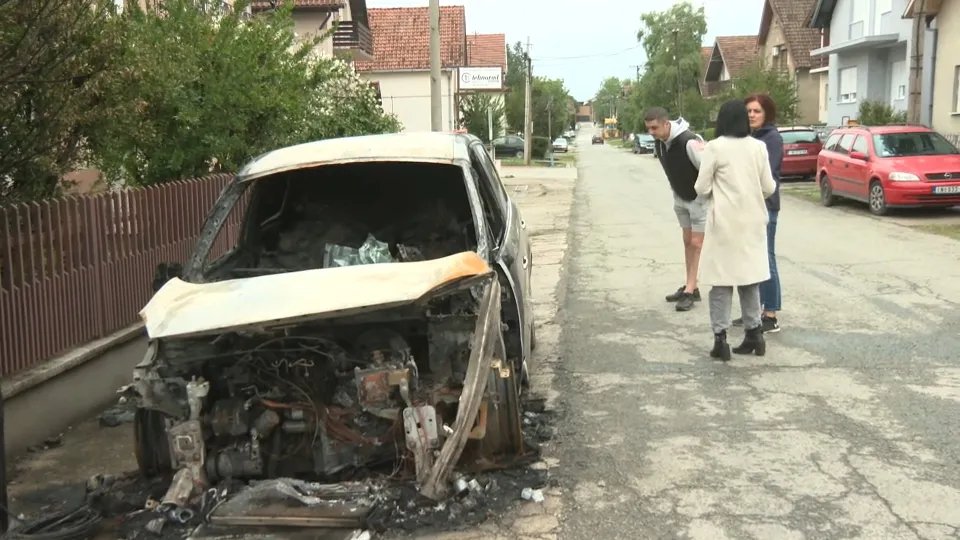 Tokom noći maskirani muškarac zapalio automobil studentu iz Inđije: Požaru prethodila studentska akcija