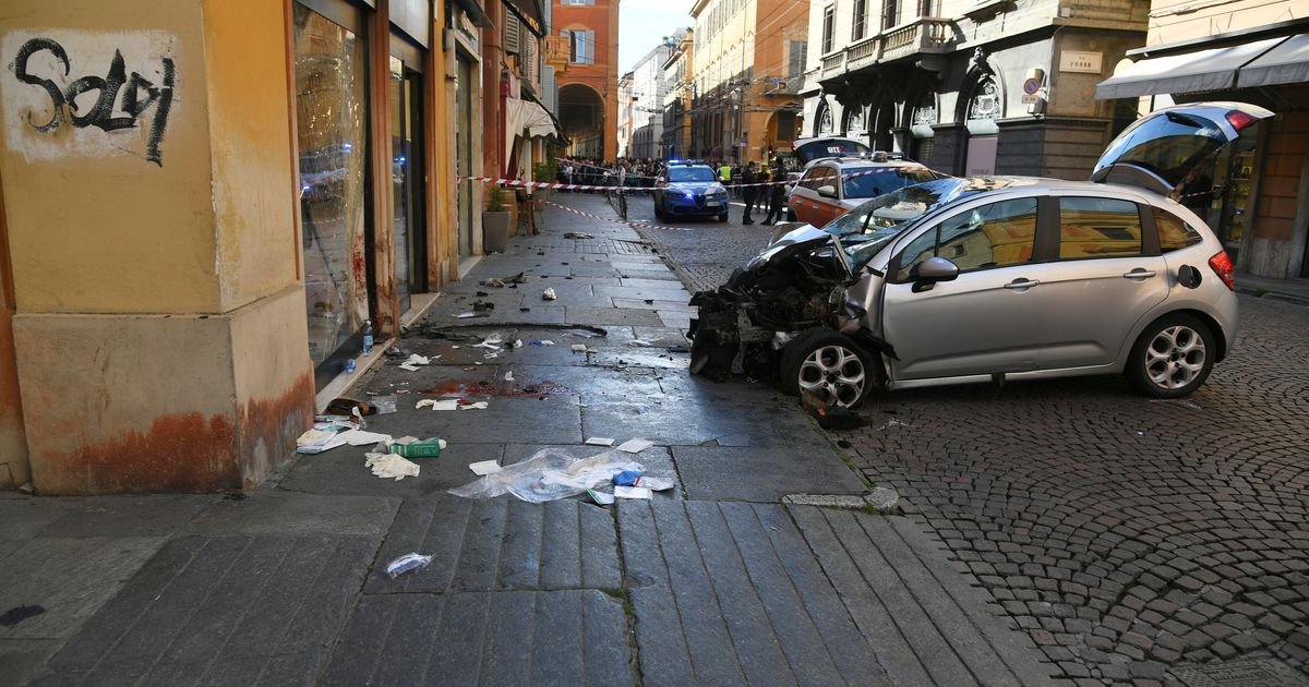 HOROR U ITALIJI! Sedmoro ljudi povređeno kada je vozač naleteo na prolaznike u Modeni: POVREDE SU JEZIVE!