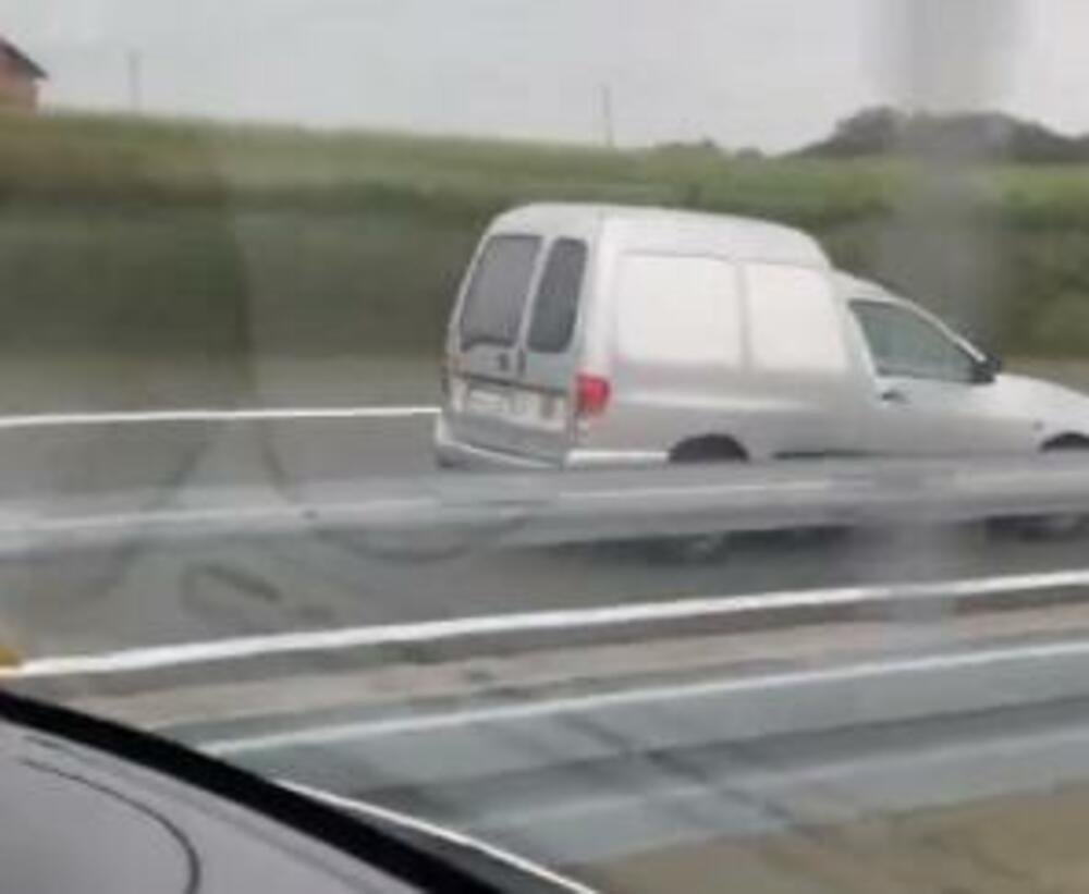 Snimak vožnje u Srbiji ledi krv u žilama: Vozač se igra sa životom i to bukvalno (VIDEO)