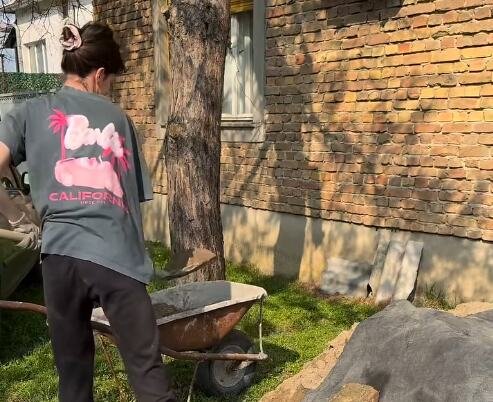 "MOJ TATA IMA DVA SINA I OBE SMO ĆERKE!" Sestre vrednice napravile ršum na mrežama, nema posla koji ne znaju, cepaju drva, mešaju cement da ovim obraduju oca!