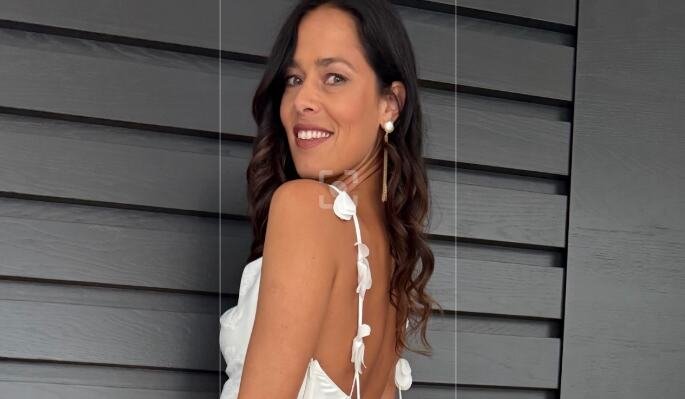 ANA IVANOVIĆ NAPRAVILA HAOS! Zanosna Srpkinja se pojavila u BELOJ HALJINI, zablistala i zapalila mreže! Svi gledaju samo jedan detalj - da li je ovo VENČANICA?!