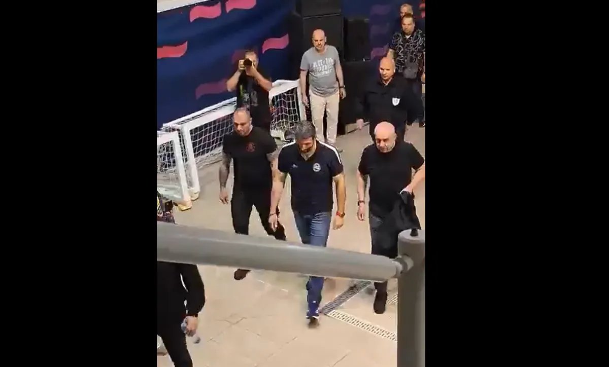 VIDEO Grmelo "pumpaj" dok je Šapića izvodilo obezbeđenje: Spustio glavu dok su mu brutalno zviždali