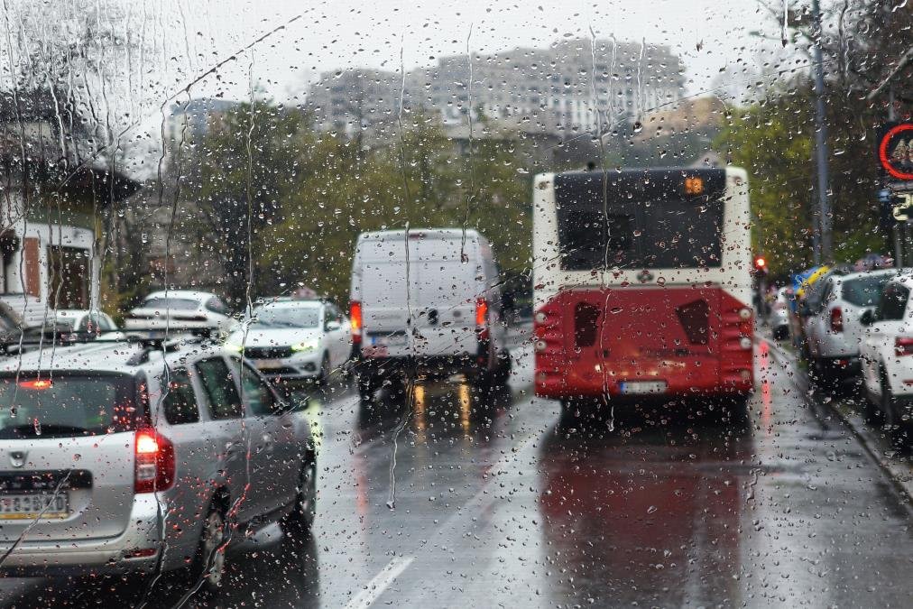 Oprez zbog pljuskova, mokrih kolovoza i bujičnih voda: AMSS upozorava vozača