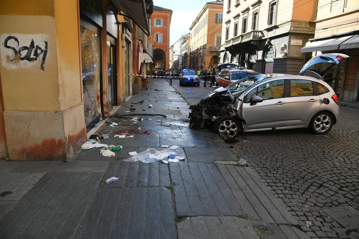 Gaženje u Italiji: Velikom brzinom autom naleteo na pešake, osmoro povređeno, jednoj ženi navodno smrskane noge