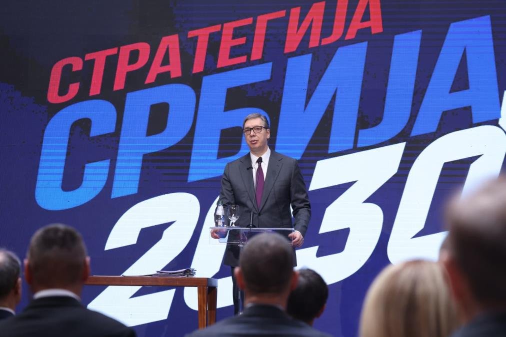 "NAGLEDAO SAM SE JA REVOLUCIJA" Vučić objasnio šta je ključ za sigurnu budućnost: Moda dođe i prođe, samo ozbiljan rad i ljubav prema Srbiji pobeđuju! (FOTO)