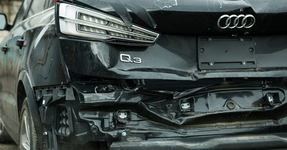 Supruga bivšeg ministra uletela automobilom u banku: Razlog je neverovatan!