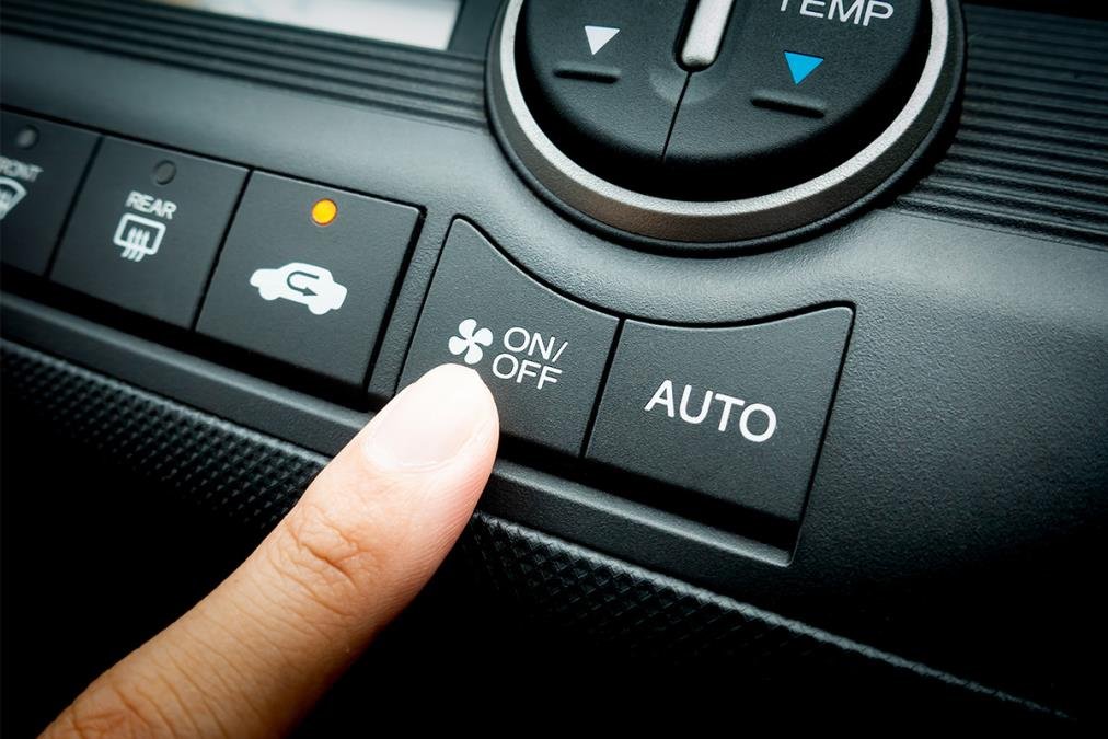 Da li ste znali da postoji dugme u automobilu koje leti brže hladi kabinu i štedi gorivo