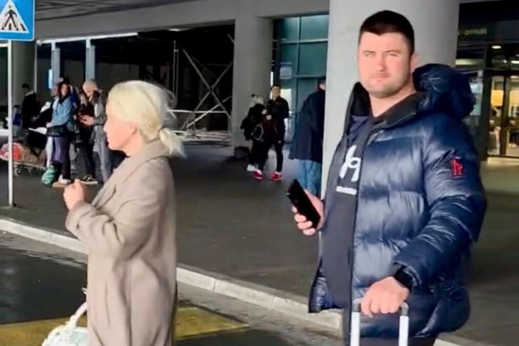 DŽIDŽA NASMEJANA KORAČA, NJEN PARTNER VUČE KOFER! Par snimljen na aerodromu, ovako izgleda zet Dragana Stojkovića Bosanca (FOTO/VIDEO)