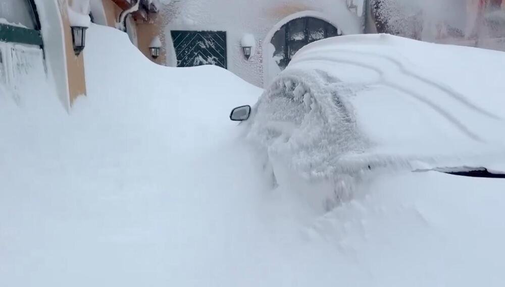 Na severu Rusije 30 stepeni, a ova zemlja zavejana snegom: Temperatura pala na nulu