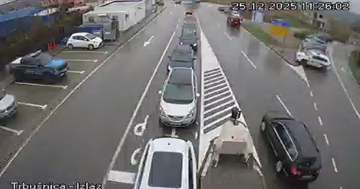 Putnička vozila na Batrovcima i Bačkim Vinogradima čekaju po sat vremena