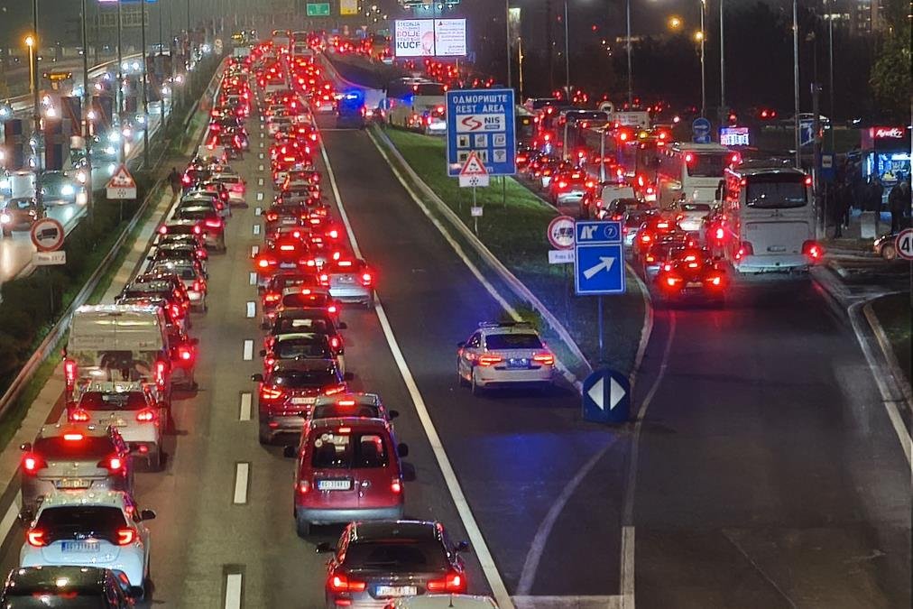 AMSS izdao hitno upozorenje za vojače, uslovi za vožnju otežani: Na ovim prelazima čeka se i do 4 sata