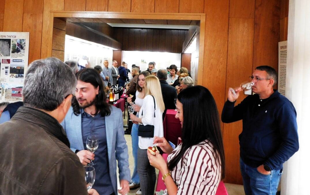 KAD SE VINO TOČI U MUZEJU Održana manifestacija "Priča o vinu" u Loznici (FOTO)