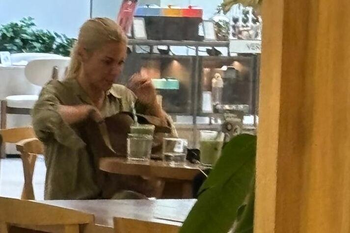 (FOTO) UHVATILI SMO NATAŠU BEKVALAC KAD SE NAJMANJE NADALA! U ležernom izdanju, bez trunke šminke na licu posetila ovo mesto: Evo s kim je bila i šta je radila