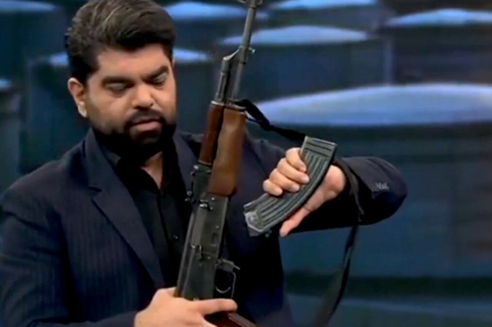 NEVEROVATNA SCENA U PROGRAMU UŽIVO, IZVADIO DVA "KALAŠNJIKOVA", PA JEDAN DAO VODITELJU: Iranci se spremaju za američku invaziju, pogledajte bizaran prizor