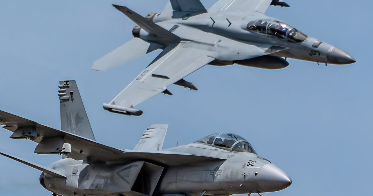 Spektakularni snimci sudara: Dva EA-18G Growler zakačeni u vazduhu i zajedno se ruše ka zemlji