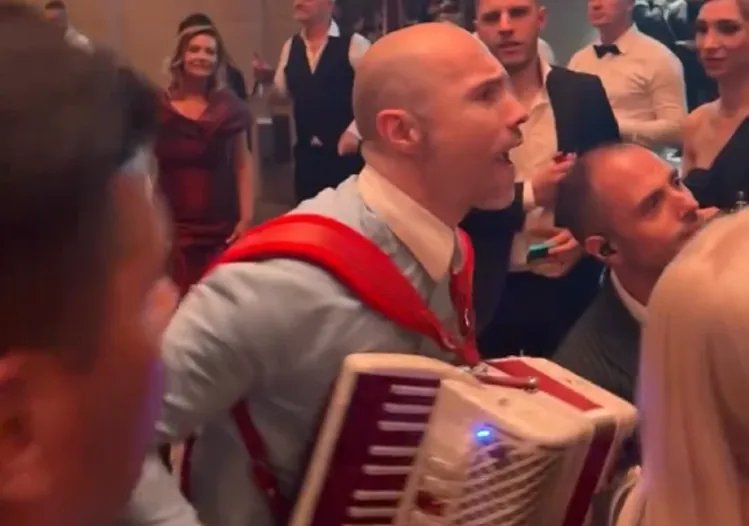 Sofra joj svira na uvce: Ćerka Zdravka Čolića se veseli za sve pare (FOTO)