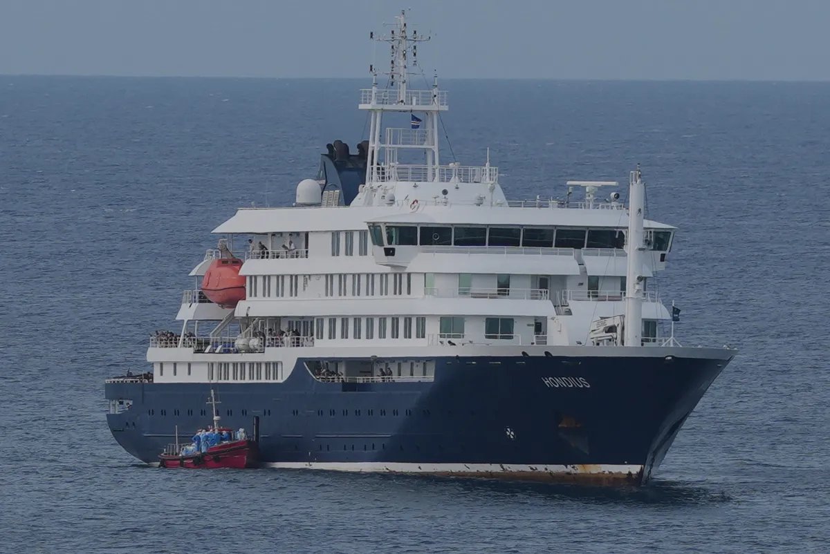 Kruzer pogođen hantavirusom stiže na krajnje odredište: Sledi dezinfekcija