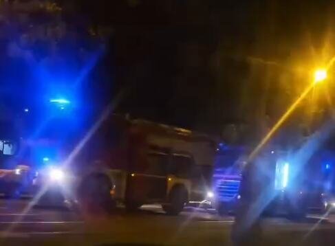 BAKA, DEKA I UNUCI UMAKLI VATRENOJ STIHIJI, NOĆNA DRAMA U GANDIJEVOJ: Planulo iz njihovog stana, a onda su svi iz ulaza u panici izleteli na ulicu (VIDEO)