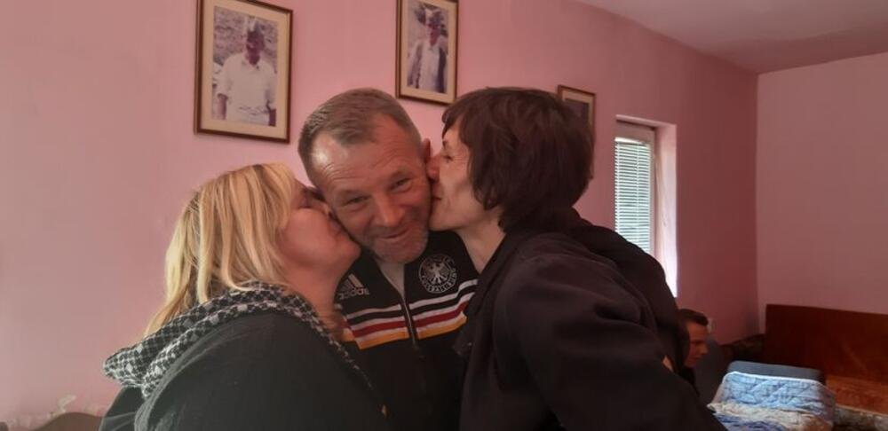 RADIŠA IZ GORNJEG MILANOVCA UŽIVA KAO SULTAN: Deli ženu i ljubavnicu, jedna mu rodila četvoro dece (VIDEO)