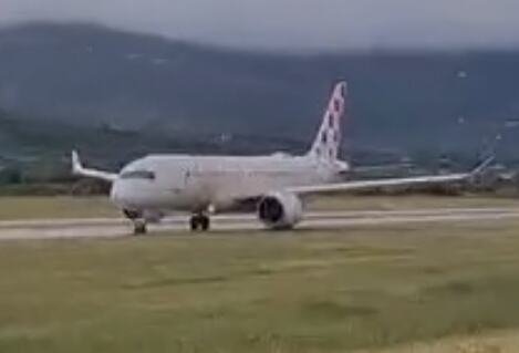 "OH, MEIN GOTT" Pojavio se JEZIV snimak iz aviona koji je izleteo sa piste u Splitu, ljudi vrište u panici - HOROR! (VIDEO)