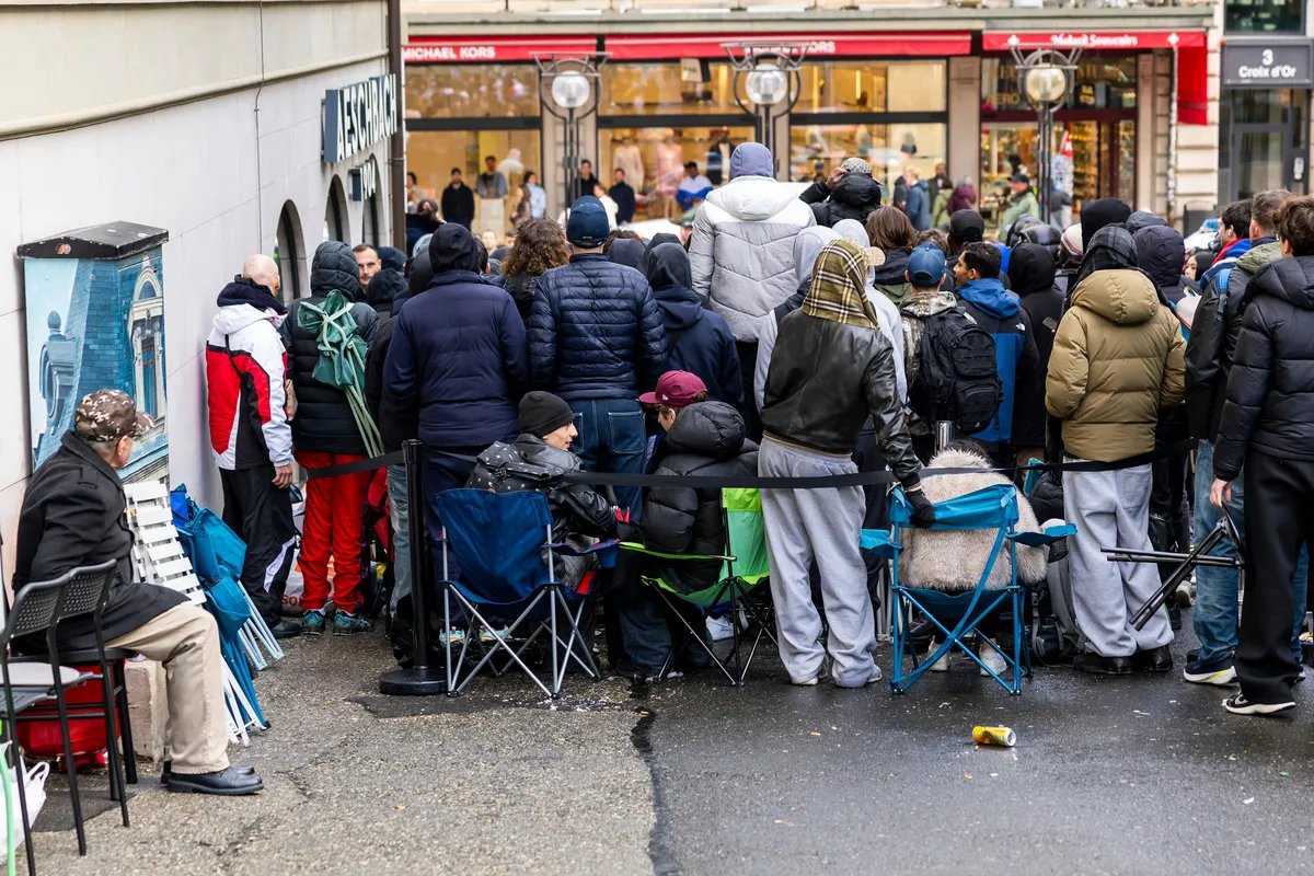 Pomama za "Royal Pop" džepnim satovima: Swatch zatvorio prodavnice širom sveta zbog haosa, u SAD policija bacila biber sprej