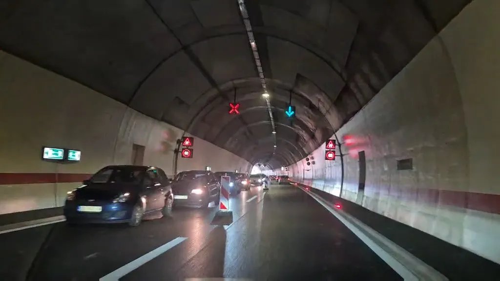 Vozio suprotnim smerom ka tunelu Laz, aktiviran razglas za hitno upozorenje