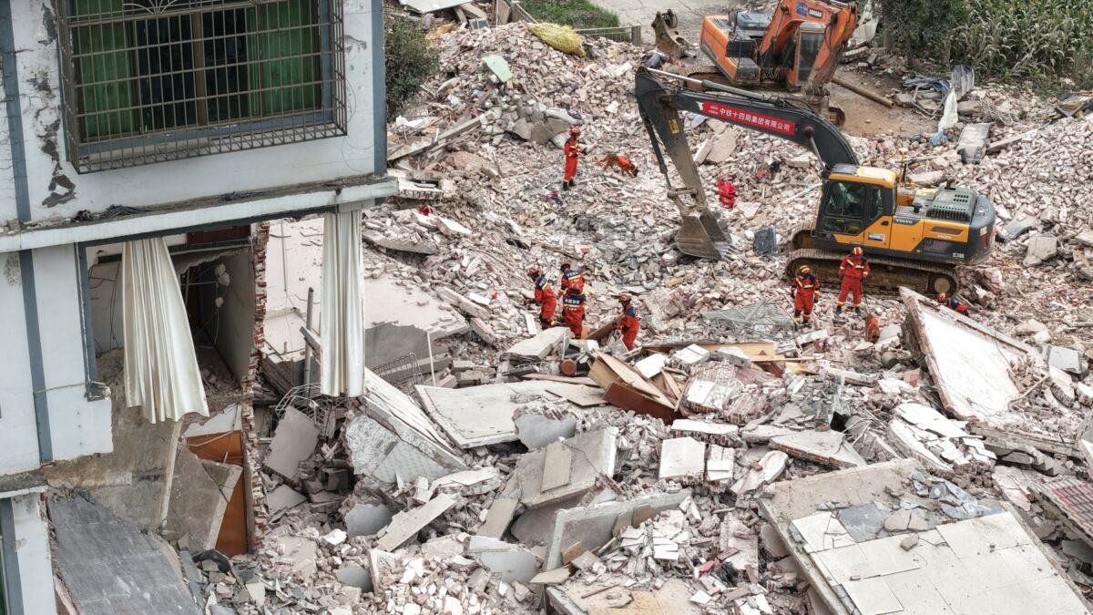 SNAŽAN ZEMLJOTRES POGODIO KINU! Ima mrtvih, spasioci očajnički tragaju za nestalima: Zgrade se rušile kao kule od karata, evakuisano 7000 LJUDI (FOTO/VIDEO)