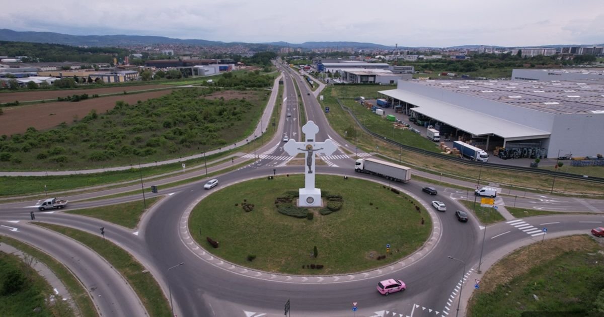 Krst na ulazu u Kragujevac promenio boju, vernici nisu mogli da skinu pogled sa njega: Otkriveno šta se desilo
