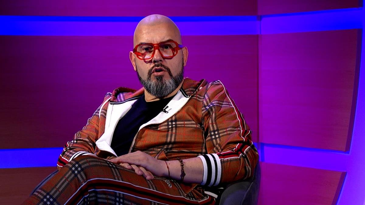 "ŽELEO SAM DA BUDEM OPERSKI PEVAČ, DRAO SAM SE KAO KONJ" Dejan Milićević o svom detinjstvu i prvim koracima u svetu fotografije: Maltretirao sam najbliže