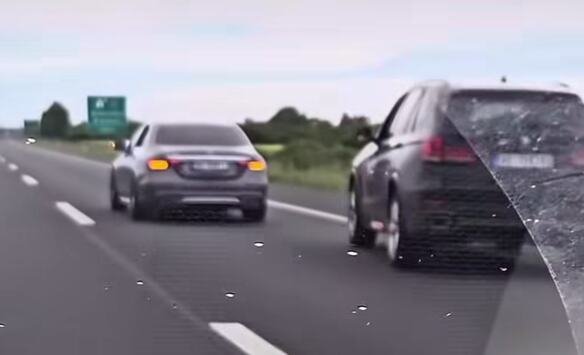 ZAUZELI SVE TRAKE, PA KRENULI DA SE "UVIJAJU" Snimljena još jedna BAHATA VOŽNJA na auto-putu, ne zna se ko gde vozi (VIDEO)