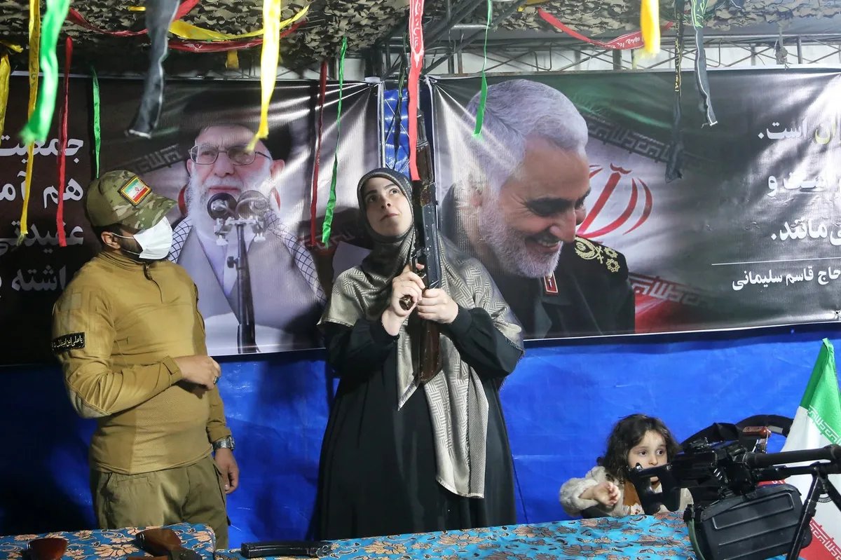 FOTO, VIDEO Tramp hteo da slomi Iran, a dobio još radikalniji režim: Teheran deli oružje građanima i pojačava egzekucije