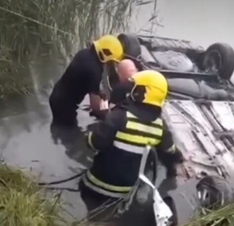 (VIDEO) IZVUČENO TELO MUŠKARCA IZ BEČMENSKE BARE! Vatrogasci seku vozilo, a onda... Pogledajte dramatične scene, automobil prevrnut plutao po jezeru!