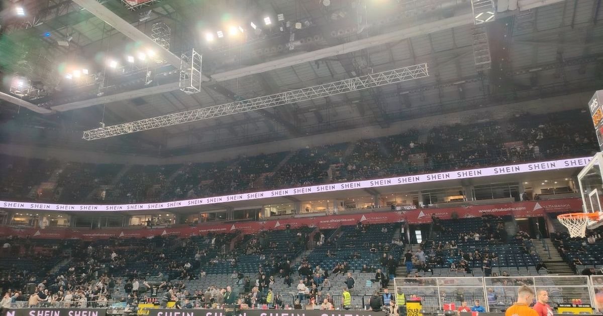 Ovako izgledaju tribine u Areni na pola sata do početka meča Partizan - Zvezda, ovo zaista bode oči...