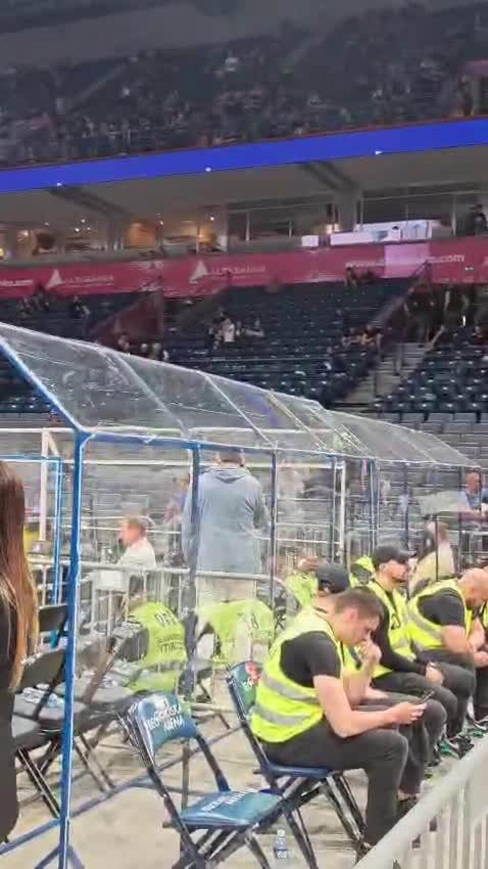 Zaštitna ograda ispred klupe Crvene zvezde pred meč sa Partizanom (Video)