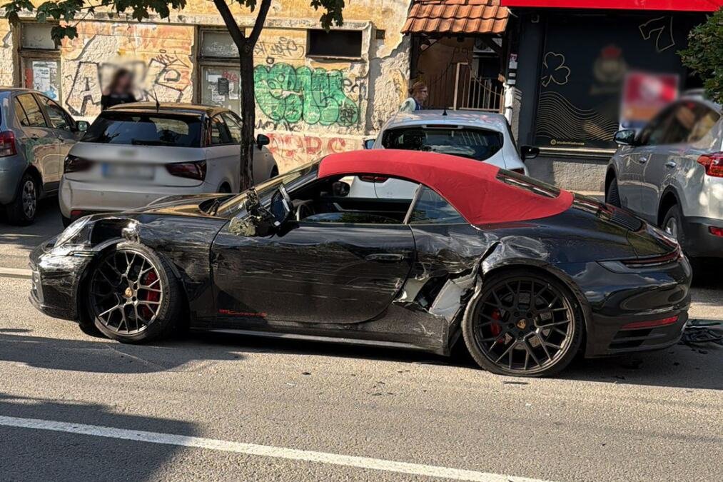 KURIR SAZNAJE! POZNATI BEOGRADSKI ADVOKAT DOŽIVEO SUDAR! "Porše" u potpunosti SMRSKAN, na njega naleteo drugi automobil: Sve službe na terenu! (FOTO)