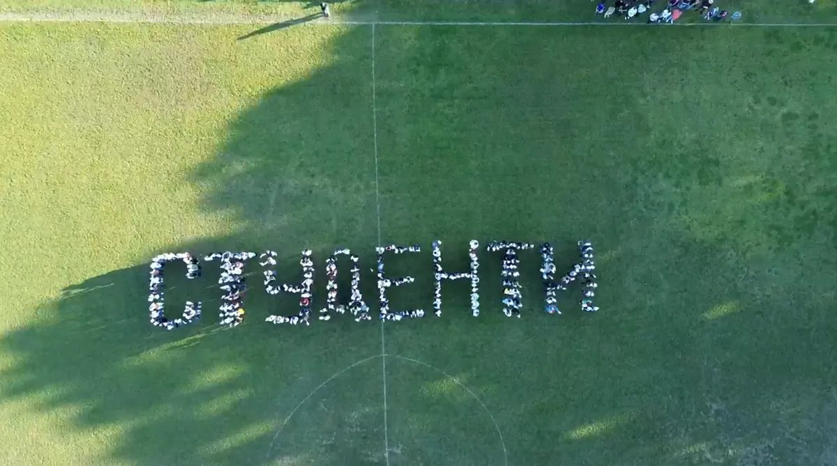 (VIDEO) Kreativna podrška iz Kragujevca: Telima ispisali "studenti pobeđuju", poruka vidljiva iz vazduha