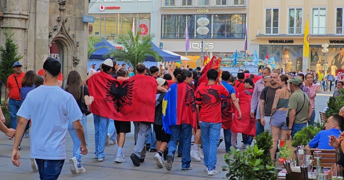 HAOS U SKOPLJU Na protestu Albanaca uzvici povezani sa OVK i albanske zastave