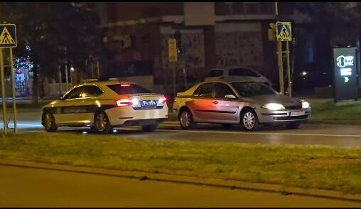 BEŽAO OD POLICIJE, OSTAVIO AUTO PA OTRČAO PEŠKE Drama na ulicama Novog Sada (VIDEO)