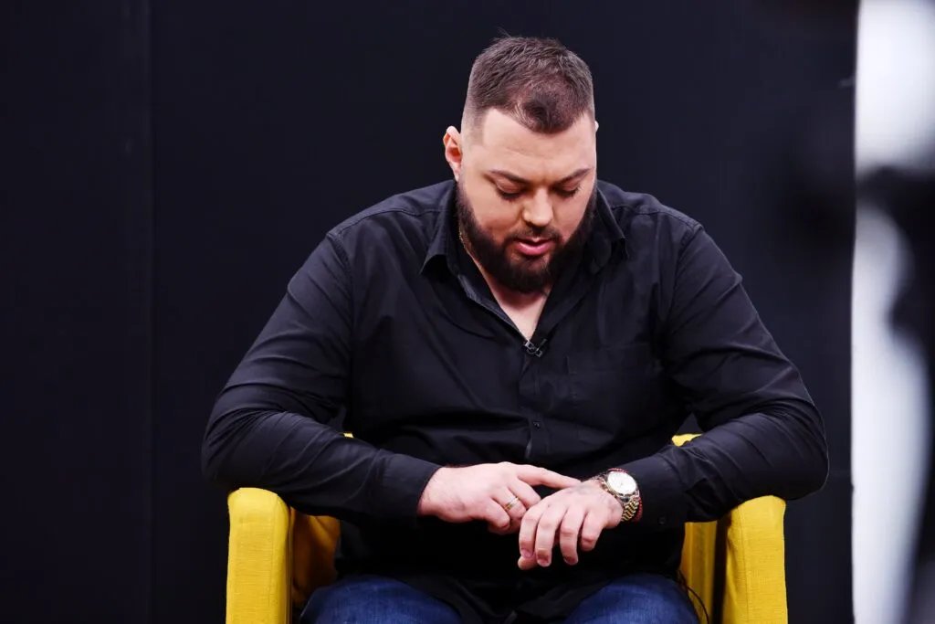 Velika popularnost i novac su ga doveli do ozbiljnih psihičkih problema: Sloba Vasić je u kafanu ušao sa 14 godina, a sa 17 postao poznat - ovo je njegov put