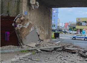 URUŠIO SE MOST NA GRANIČNOM PRELAZU GRADIŠKA: Betonski deo sa sve ogradom samo se odvalio i pao, obustavljen saobraćaj (FOTO/VIDEO))