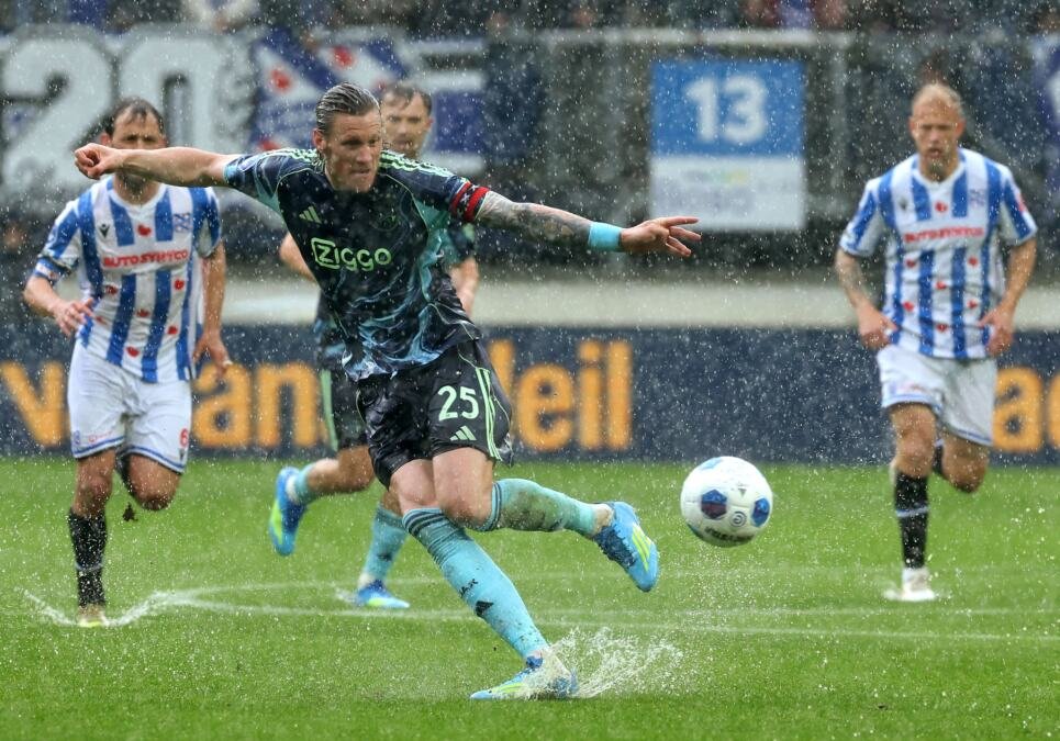 NEVEROVATNO STANJE FUDBALSKOG TERENA U TOKU UTAKMICE! Pogledajte u kojim uslovima su igrali fudbaleri evropskog velikana